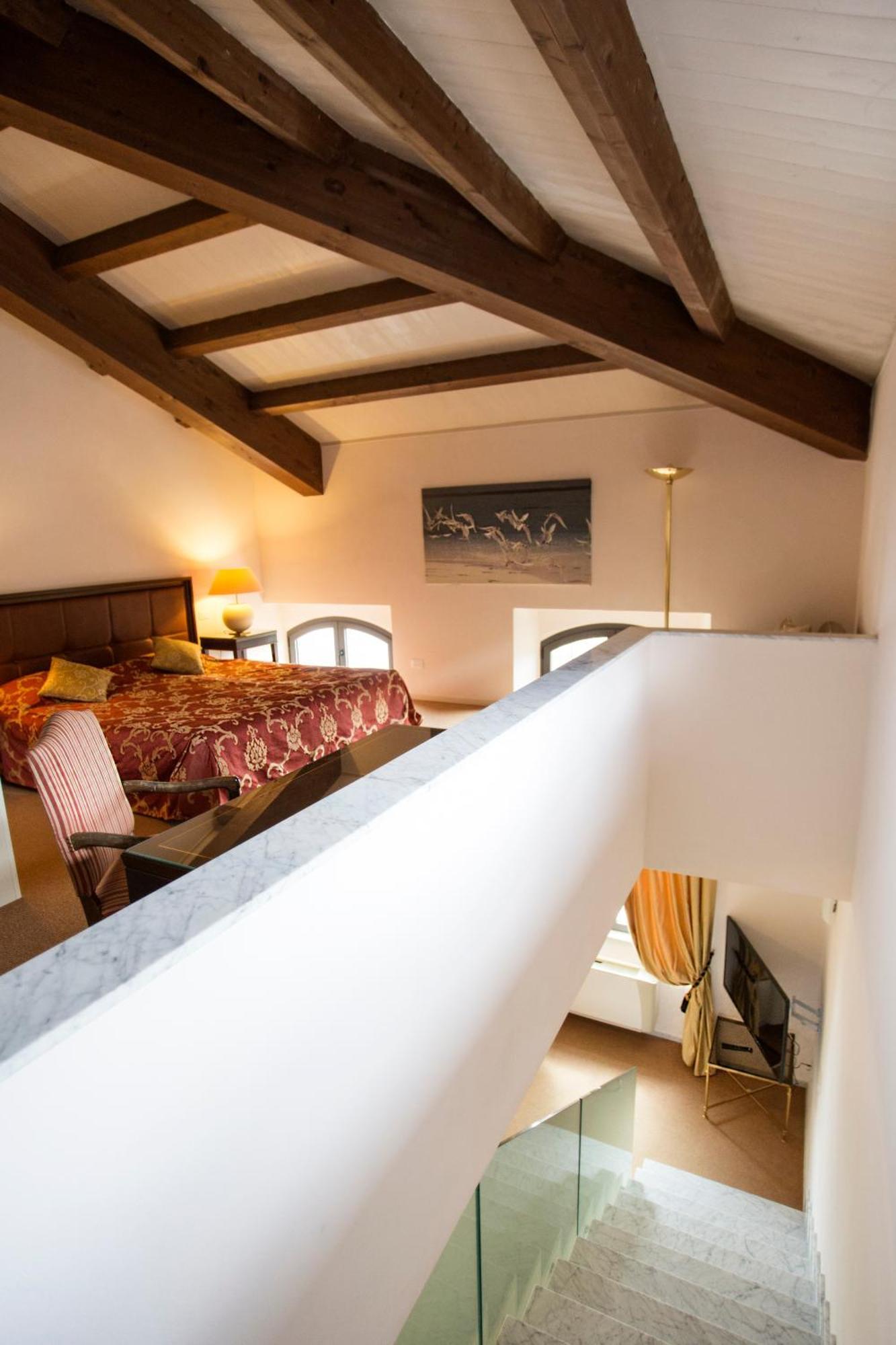 Miramare Apartments&Suites Специя Стая снимка